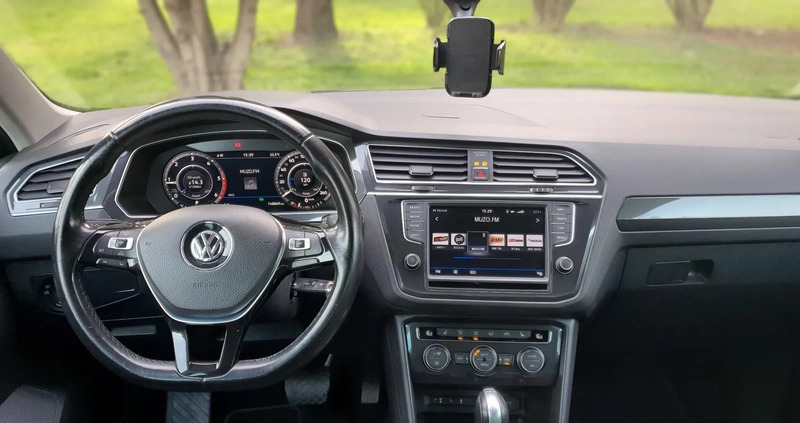 Volkswagen Tiguan cena 90500 przebieg: 148869, rok produkcji 2017 z Garwolin małe 154